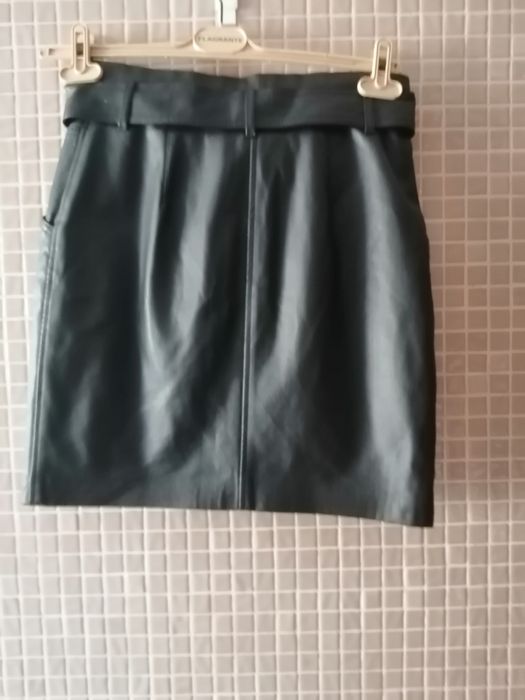Saia em pele cor preto