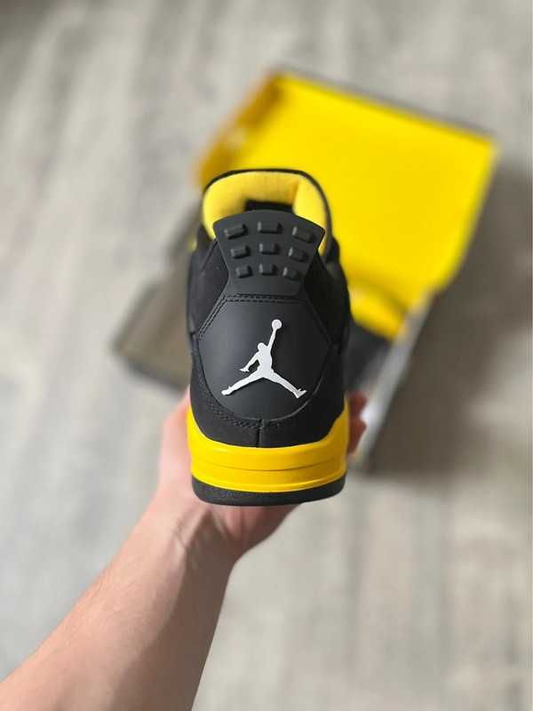Jordan 4 Retro Thunder r.39