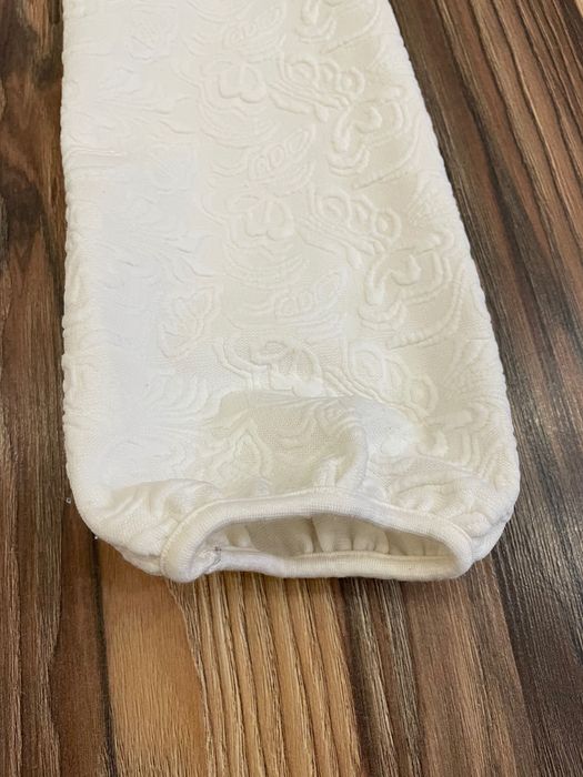 Белое платье с выбитым рисунком