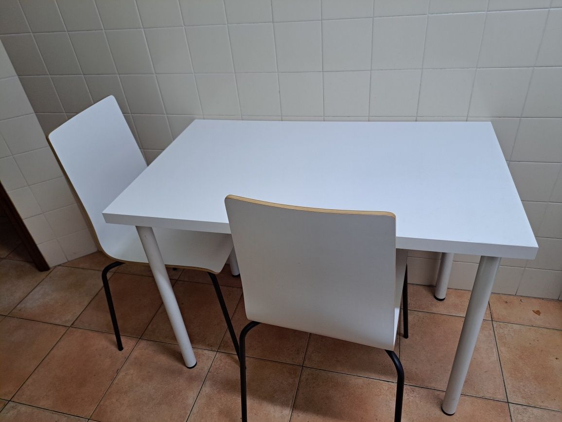Mesa e 2 cadeiras brancas