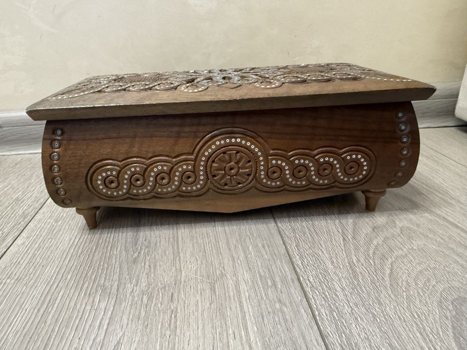 Дерев’яна шкатулка для прикрас ручної роботи