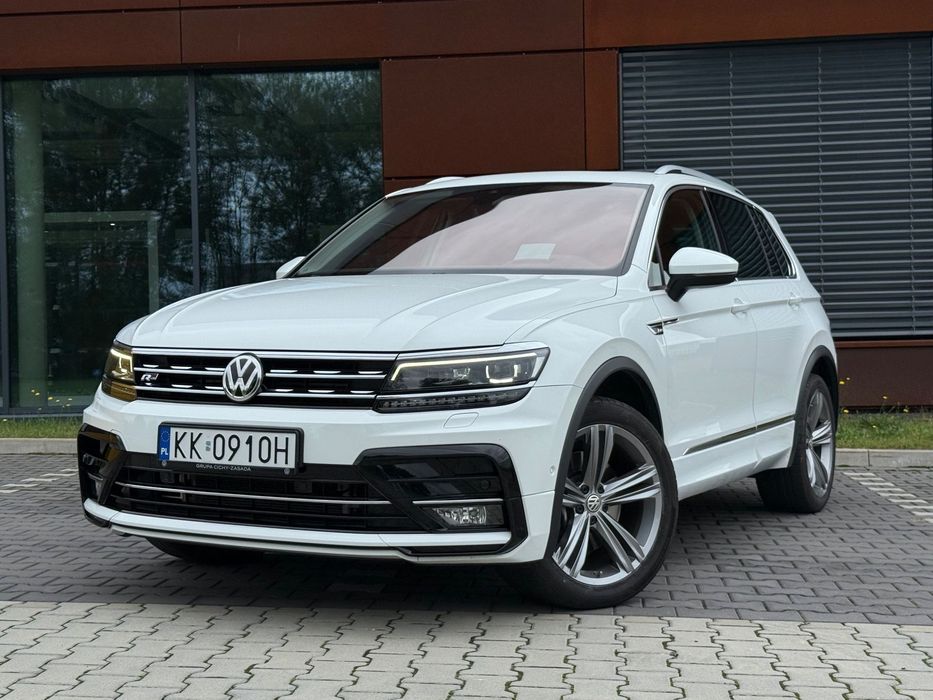 Volkswagen Tiguan R-Line Panoramiczny dach HAK HeadUp Asystenci Navi App Connect