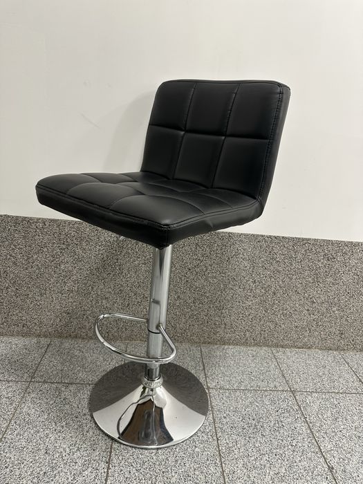 Krzesło barowe / hoker obrotowy – czarne, wygodne, regulowane