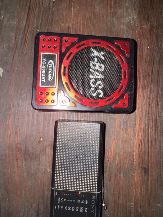 Dois rádios antigos a pilhas para peças