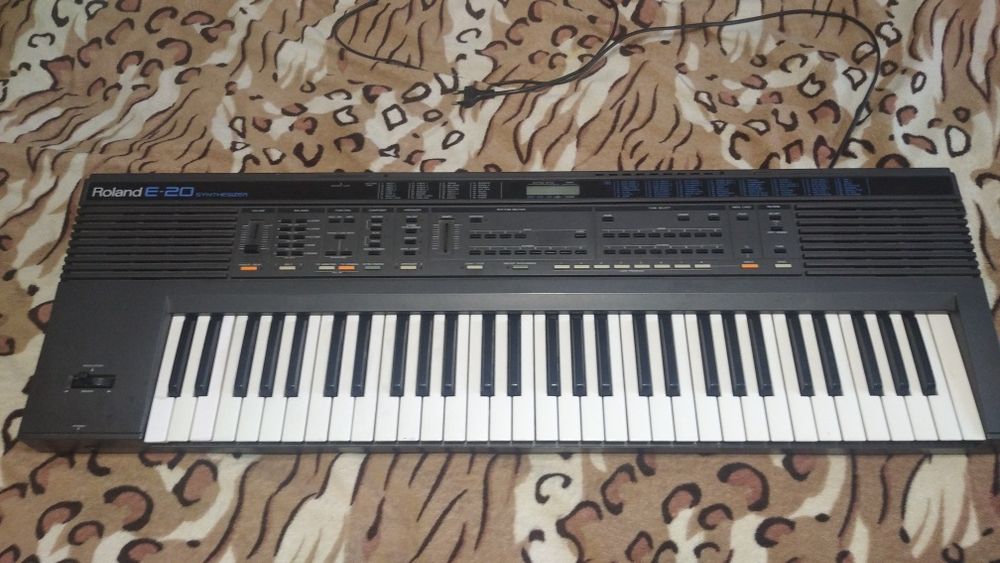 Синтезатор Роланд Е-20