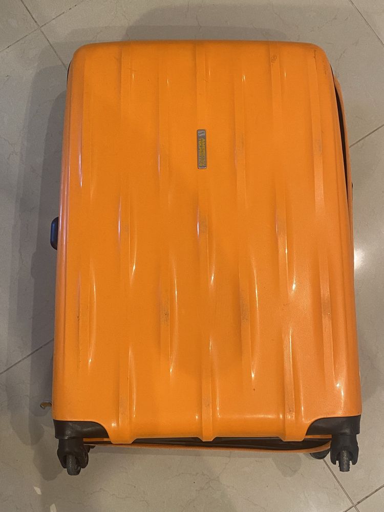 Pomarańczowa walizka American Tourister