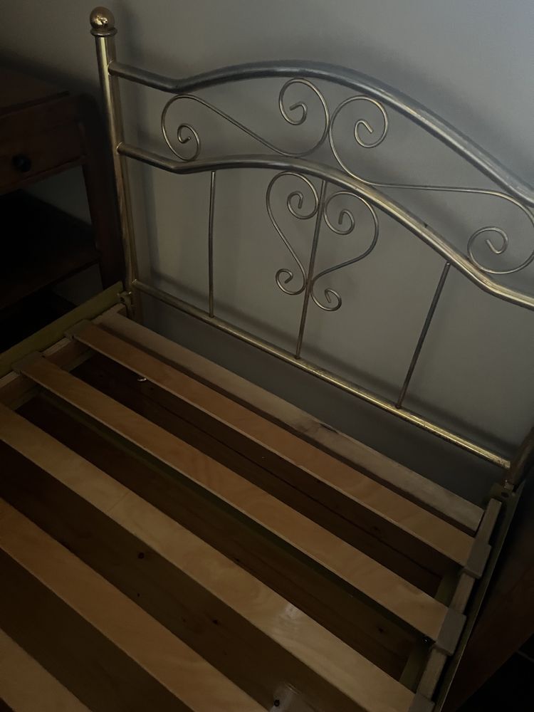 Łóżko 90x200 z materacem i stelażem