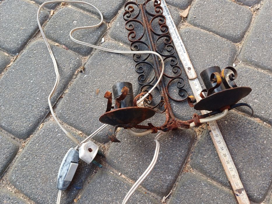 Wisząca metalowa lampa kinkiet na dwieżarówki stara retro lampka nocna