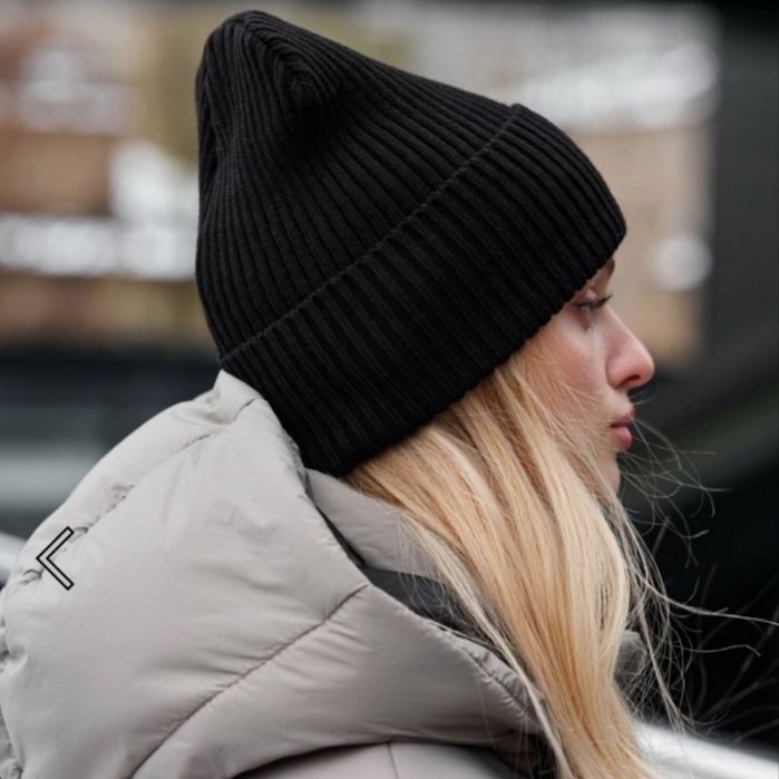 Базова чорна жіноча шапка в рубчик біні