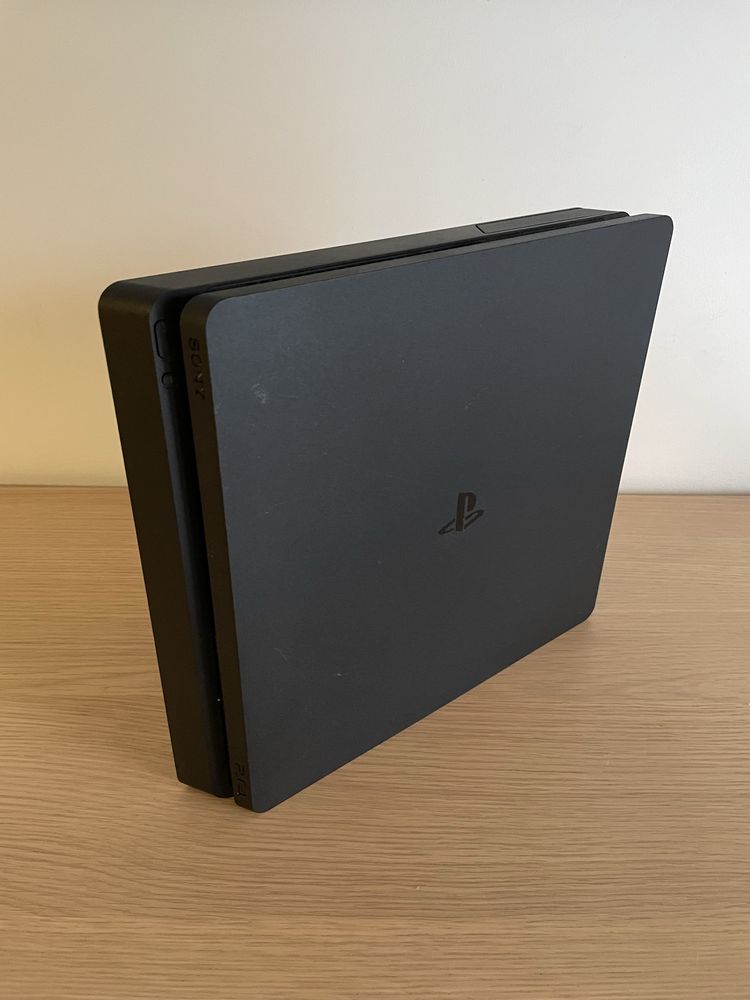 Playstation 4 Slim (PS4) 1TB + Comando