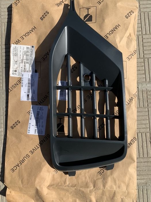 Продам решетку бампер перед левая Ауди Q8 2018