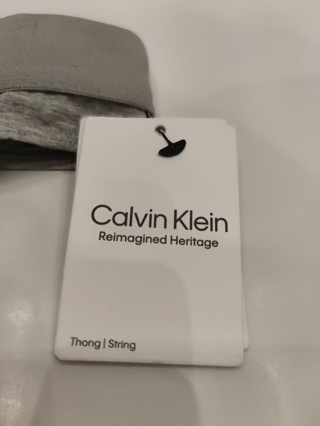 Stringi thong Calvin Klein z logo z przodu i z tyłu. Nowe, a TANIEJ!