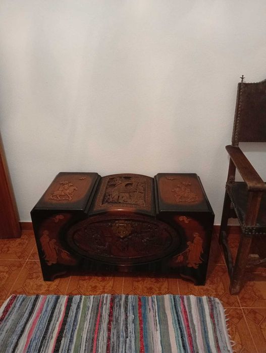 Arca oriental em madeira de cânfora