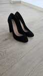 Czarne buty na obcasie zamszowe