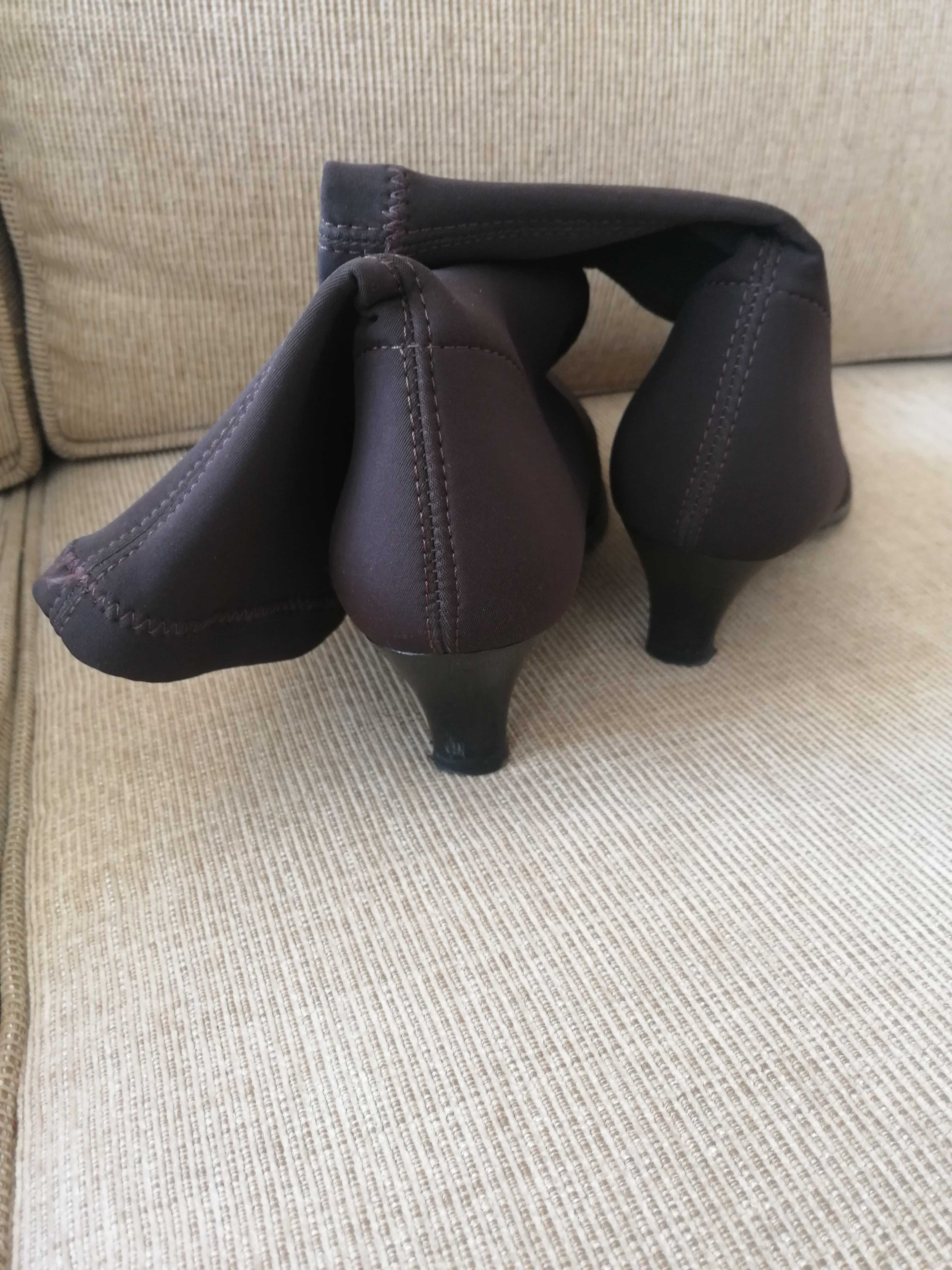 Botas castanhas novas n. 39