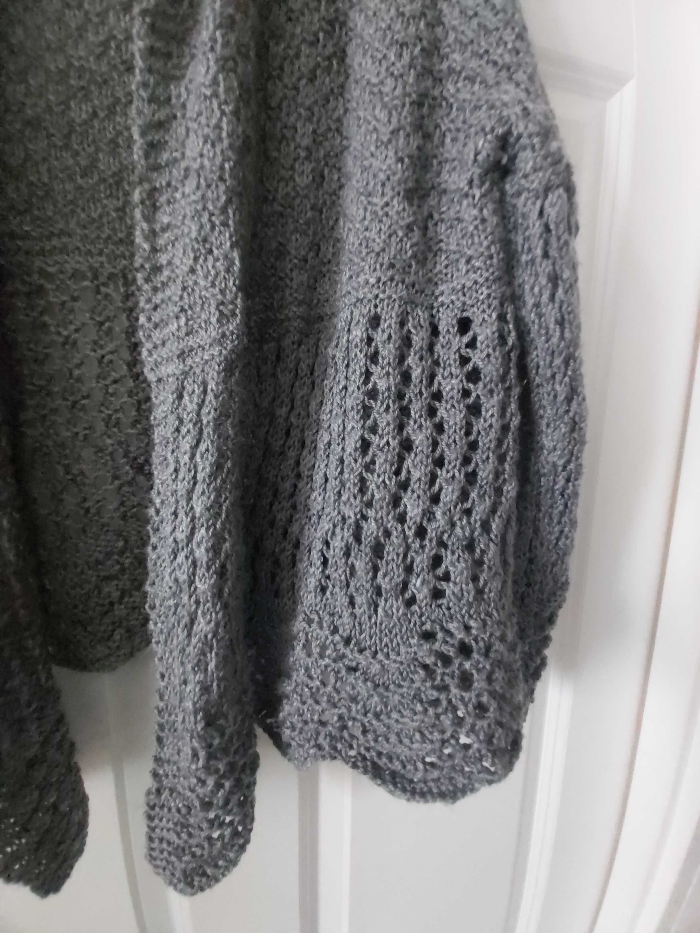 Ręcznie robiony sweter narzutka