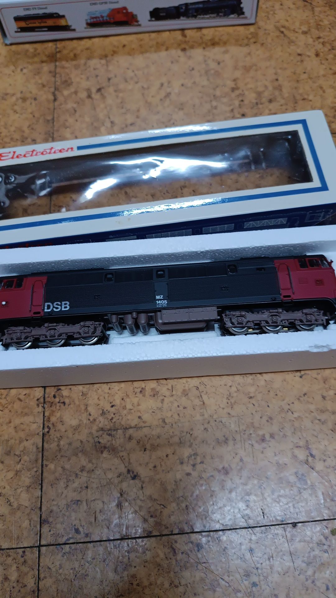 Locomotiva ho eletrotren com caixa