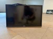 TV LG pequena, preta e a funcionar perfeitamente
