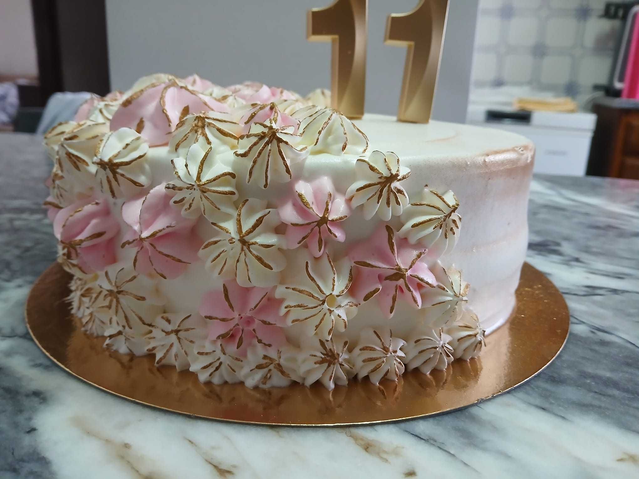 Bolos e outros doces (sobremesas) caseiros muito bons e a bom preço