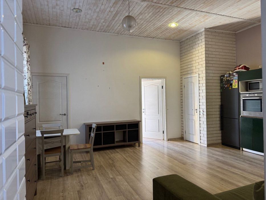 Невеликий будинок із земельною ділянкою