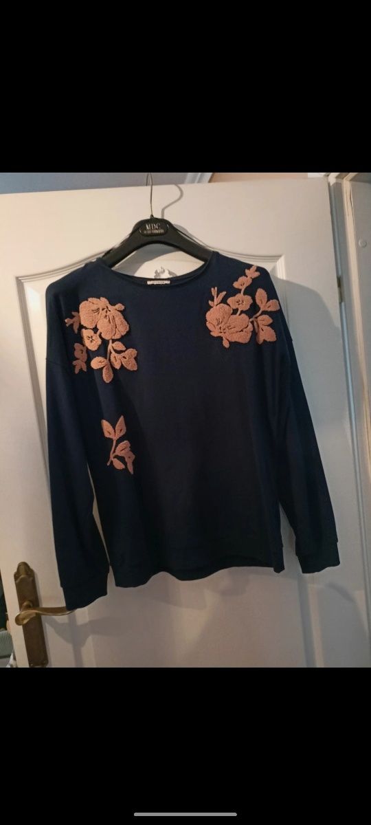 Granatowa bluza z wyszytymi kwiatami, r. L, Orsay