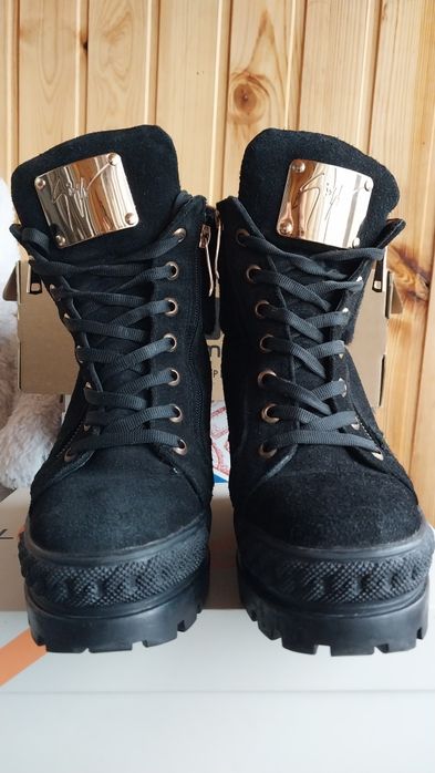 Продам женские зимние кожаные ботинки на танкетке Lonza