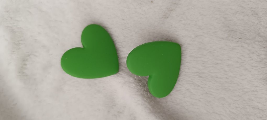 Brincos coração verde novos