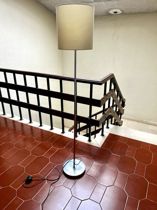 Candeeiro de pé em bom estado