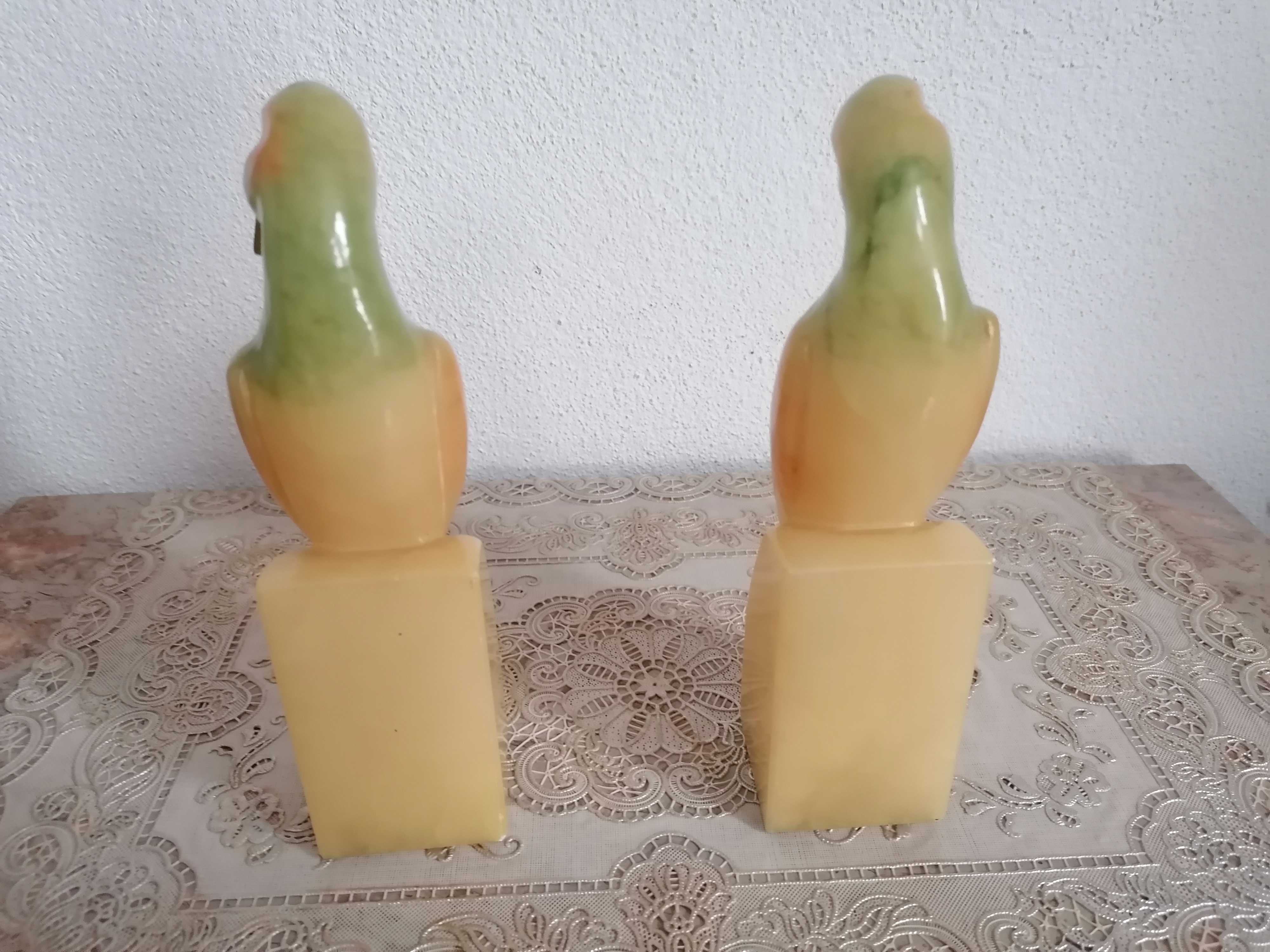 Par de papagaios em alabastro