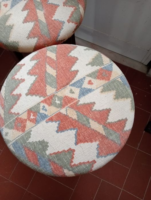 Dois bancos em madeira