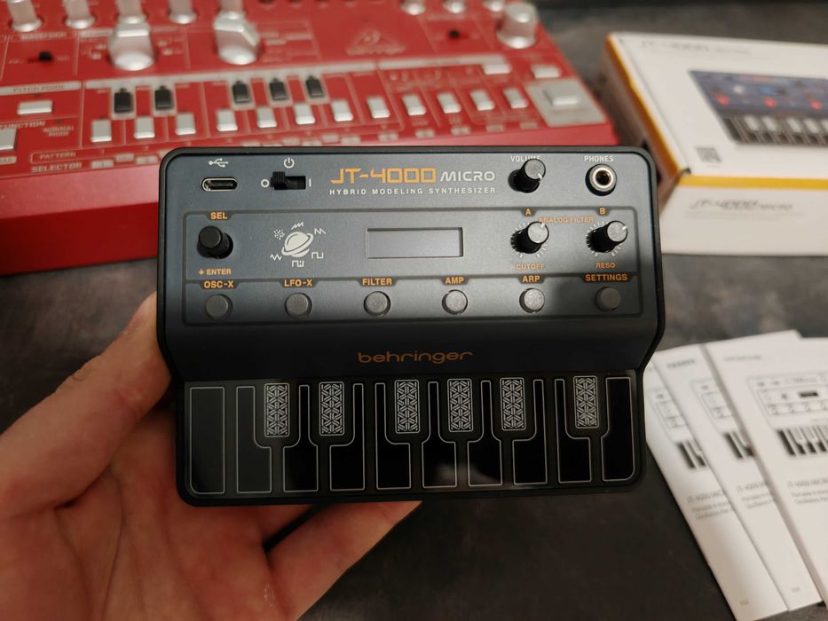 Syntezator Behringer JT-4000 micro Jak nowy