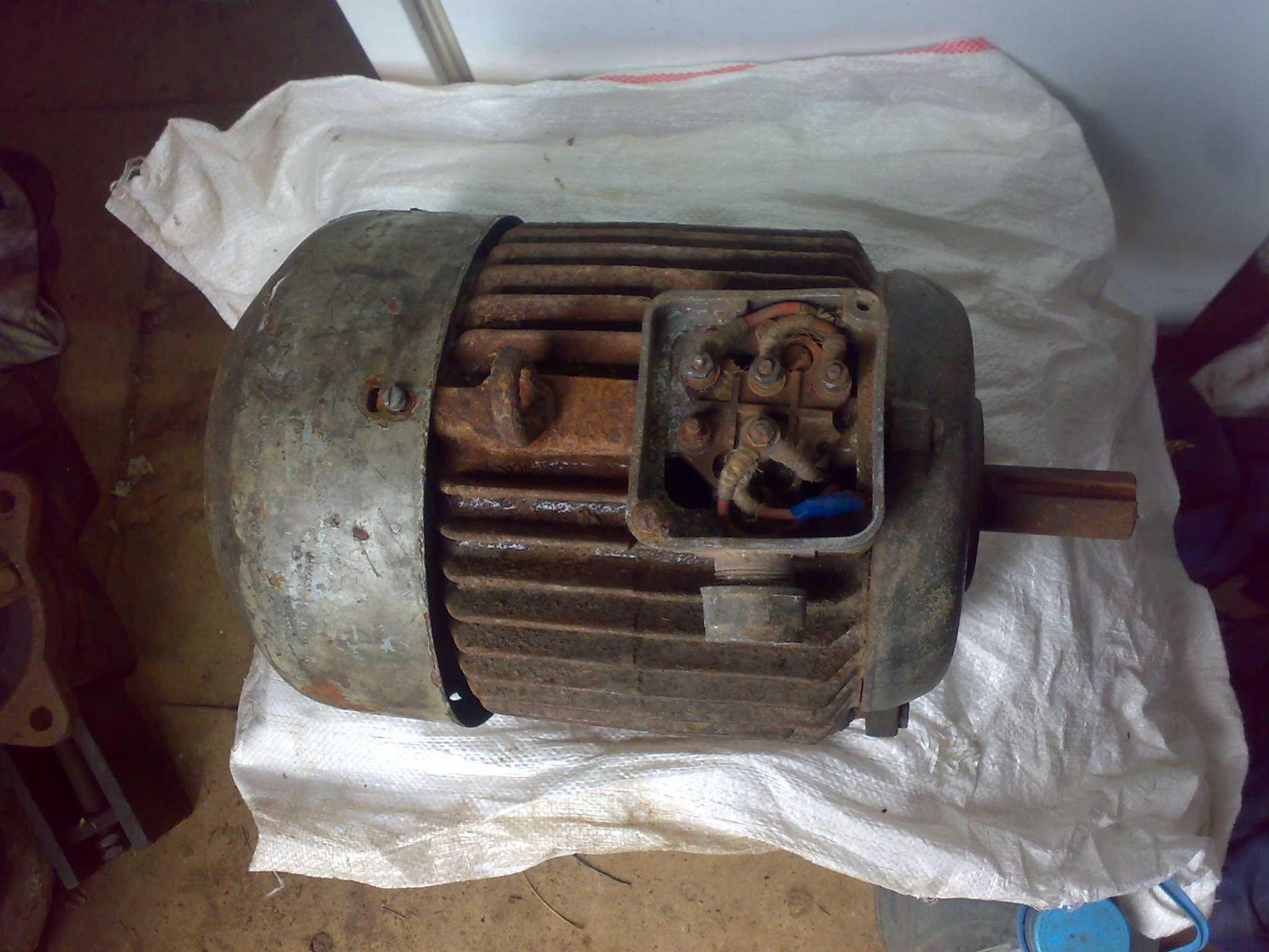 электродвигатель 4.0-2880 об мин.1990 г.для вытяжки.