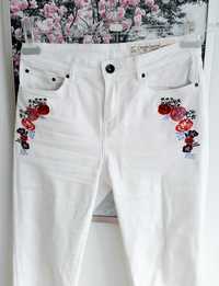 Białe spodnie/jeansy rurki wyszyciem w kwiaty 34 XS Esmara