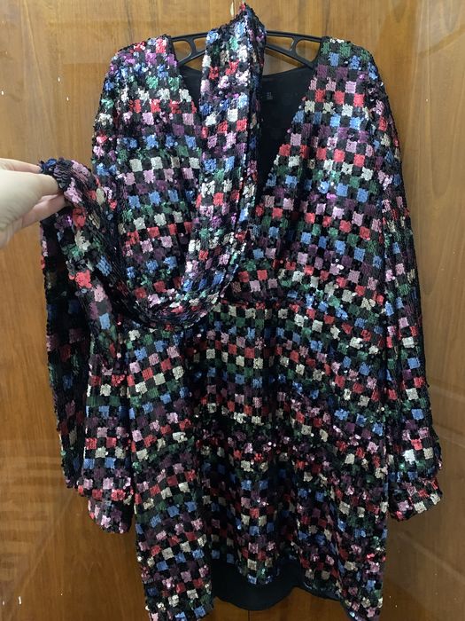 Святкова, блискуча сукня в паєтках