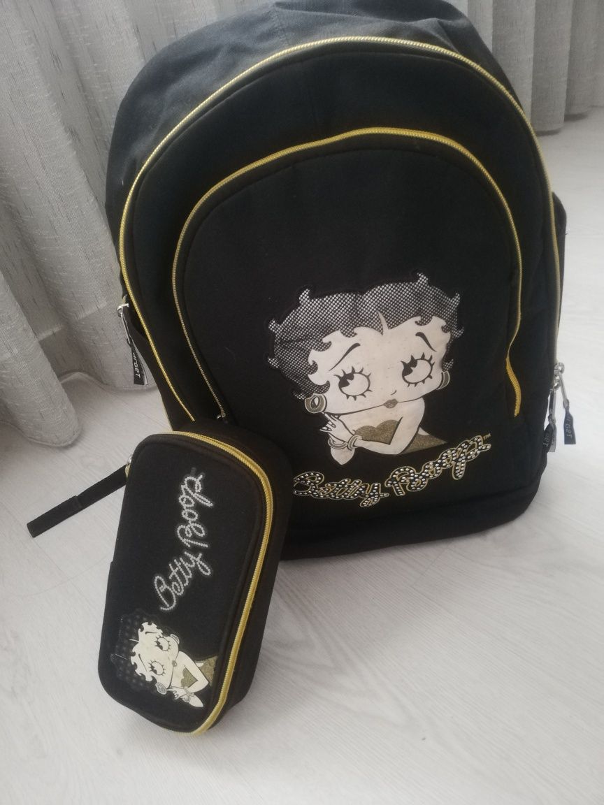 Mochila com estojo como nova