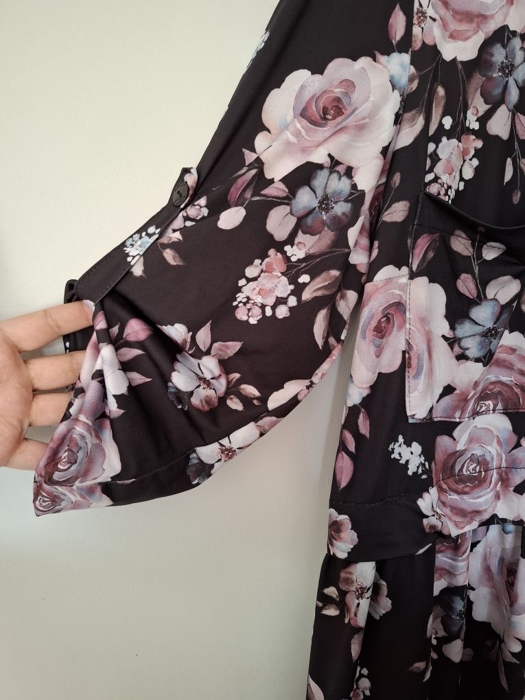 Sukienka plus size szmizjerka plus size guziki róże czarne Cavarrici 4