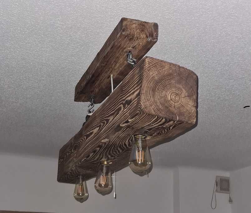 Lampa ze starej drewnianej belki, ręcznie robiona.
