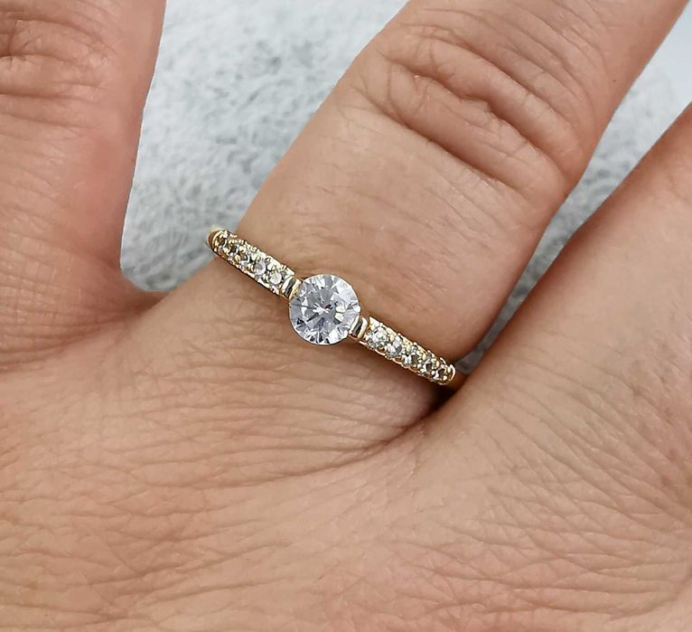 Pierścionek pozłacany 14K średnica 19 mm elegancki z cyrkoniami