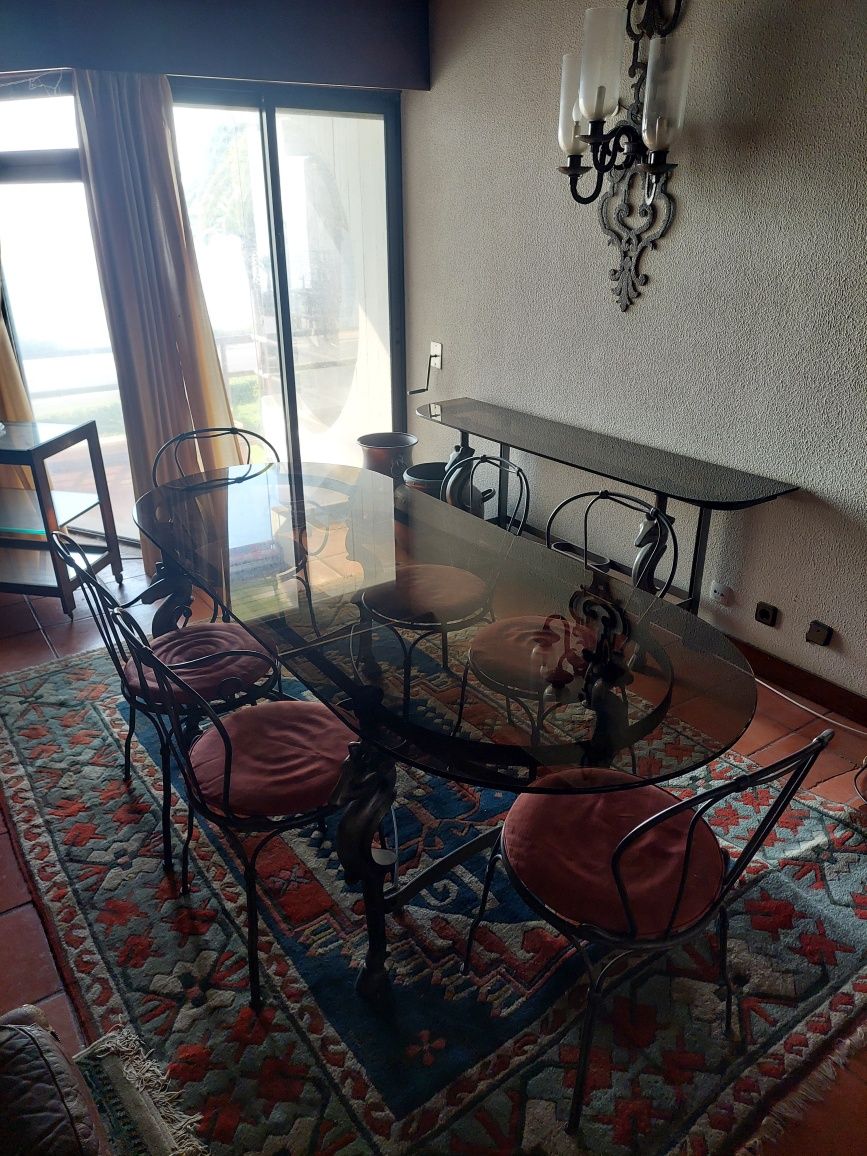 Mesa de jantar, cadeiras e consola