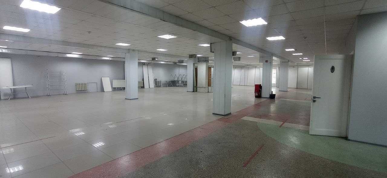 Коммерческое помещение 1600м2 .Центр города. Фасад.