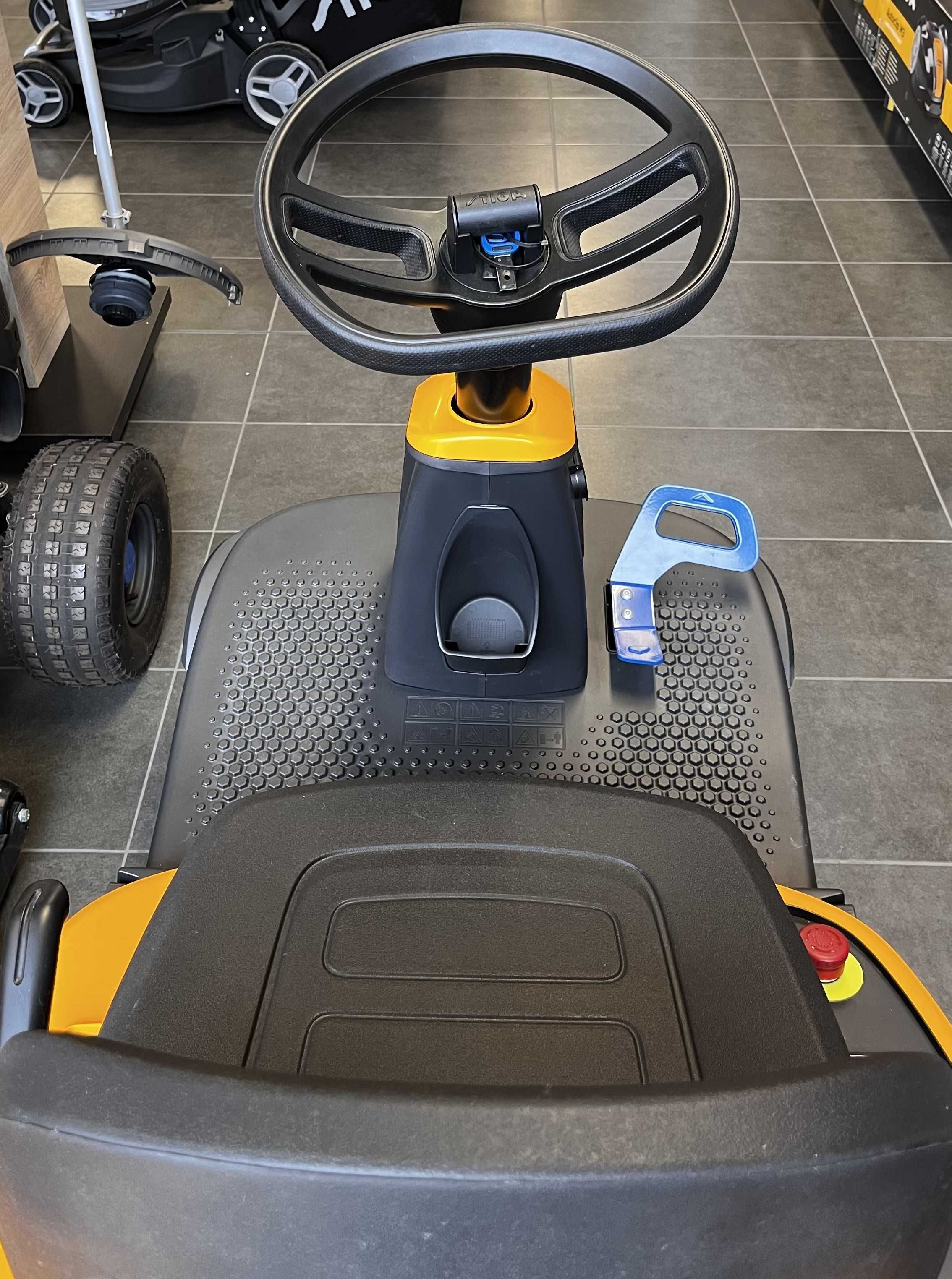 Traktor akumulatorowy STIGA Swift 372e 3x7.5 Ah + 1x5 Ah + ładowarka