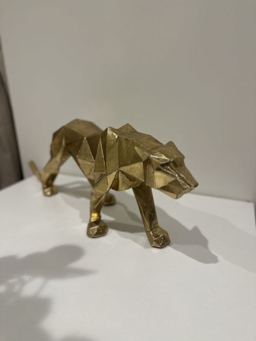 Pantera dourada decorativa