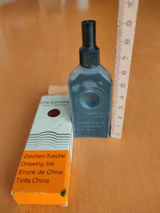 Conjunto de frascos de tinta antigos.