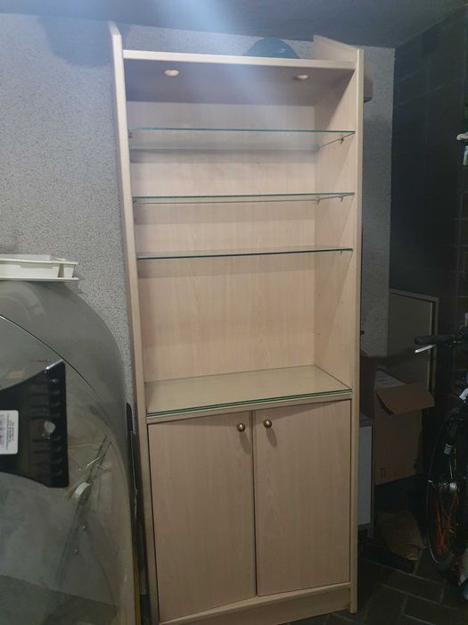 Regał w dobrym stanie