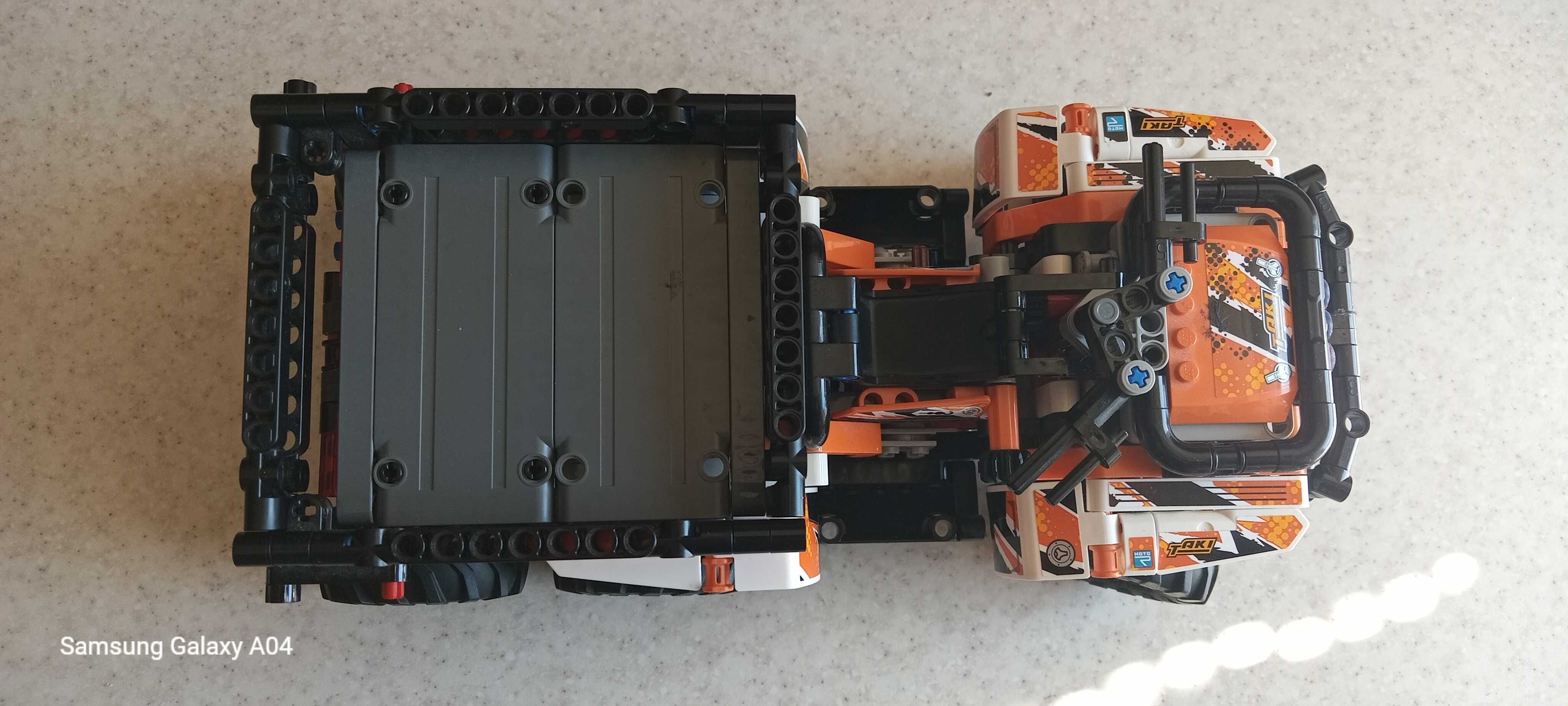 Продаю конструктор LEGO Technic Внедорожный грузовик (42139)