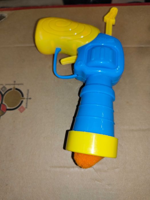 іграшка для маленьких тварин - "запускач-пістолет "