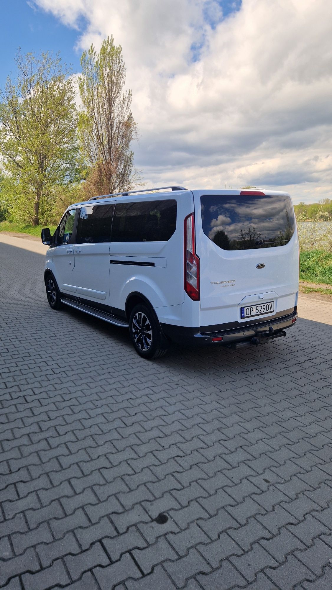 Wynajem busa  Ford Tourneo Custom Long 8os. Autom./Przewóz osób/Wesel