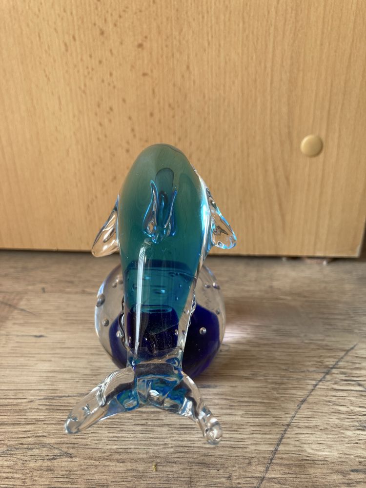 Przycisk do papieru szkło delfin wys. 9,5 cm