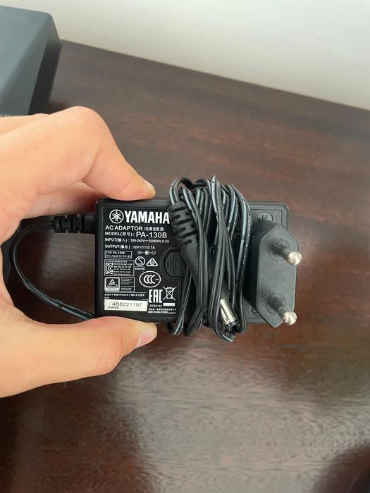 Teclado digital YAMAHA PSR F50 com caixa