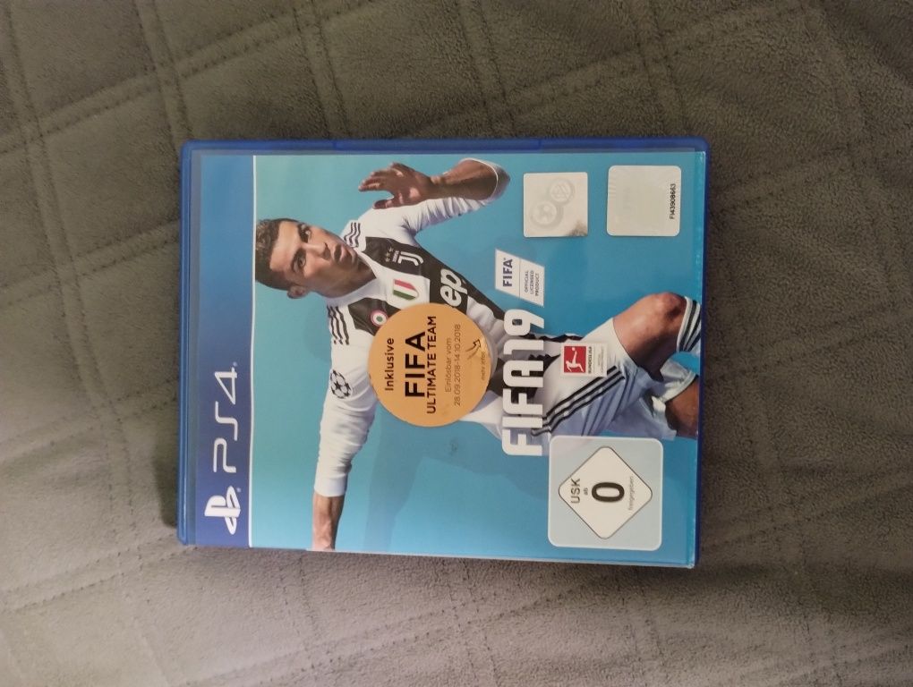 Playstation 4 PRO 1 TB 3 геймпада
